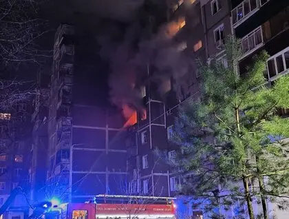 Ударні безпілотники масовано атакували Курськ, дрон влучив у багатоповерхівку та підпалив її