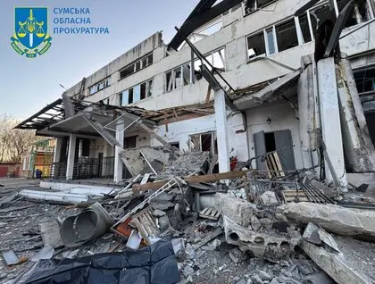 Росіяни вдарили трьома дронами по хлібобулочному підприємству у Сумах. Загинув чоловік