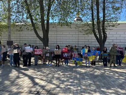 У Києві на Софіївській проходить масштабна акція на підтримку полонених