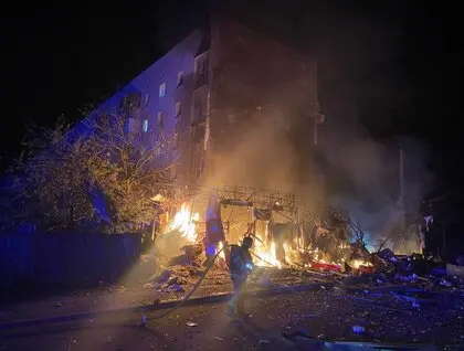 Під час повітряного удару росіяни пошкодили багатоповерхівку на Київщині, у трьох районах спалахнули пожежі