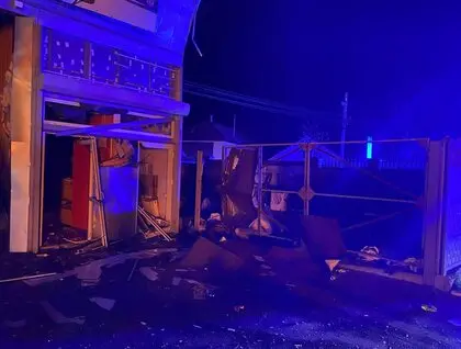 Під час повітряного удару росіяни пошкодили багатоповерхівку на Київщині, у трьох районах спалахнули пожежі
