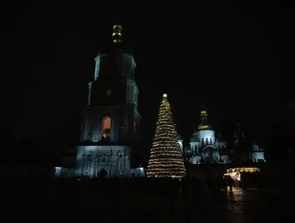 Головні ялинки України засіяли у Києві та Львові