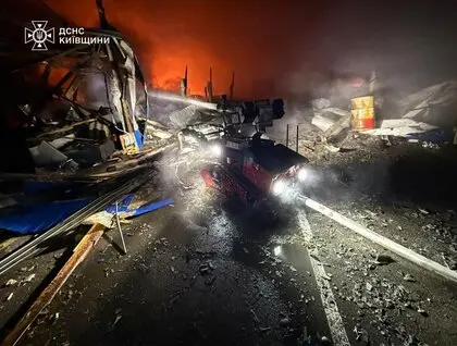 Три райони Київщини всю ніч перебували під масованим обстрілом, ДСНС показала фото наслідків