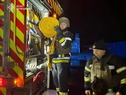 Три райони Київщини всю ніч перебували під масованим обстрілом, ДСНС показала фото наслідків