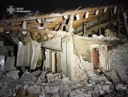 Три райони Київщини всю ніч перебували під масованим обстрілом, ДСНС показала фото наслідків