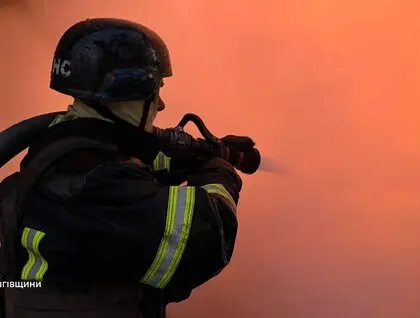 Три райони Київщини всю ніч перебували під масованим обстрілом, ДСНС показала фото наслідків