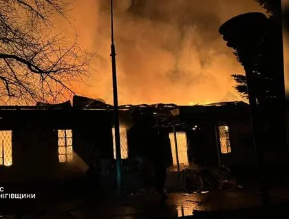 Три райони Київщини всю ніч перебували під масованим обстрілом, ДСНС показала фото наслідків