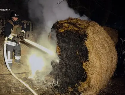 Три райони Київщини всю ніч перебували під масованим обстрілом, ДСНС показала фото наслідків