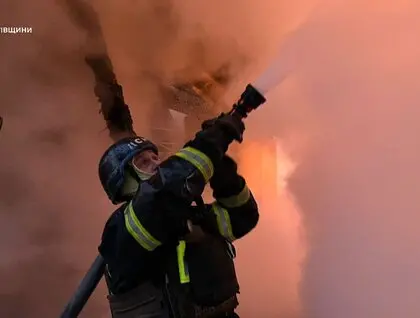 Три райони Київщини всю ніч перебували під масованим обстрілом, ДСНС показала фото наслідків