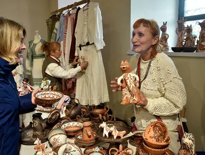 Різдвяні рукотвори з усієї України: в Музеї Івана Гончара проходить традиційний ярмарок