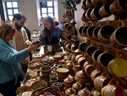 Різдвяні рукотвори з усієї України: в Музеї Івана Гончара проходить традиційний ярмарок