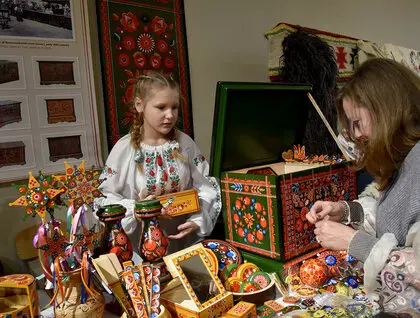 Різдвяні рукотвори з усієї України: в Музеї Івана Гончара проходить традиційний ярмарок