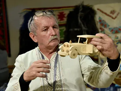 Різдвяні рукотвори з усієї України: в Музеї Івана Гончара проходить традиційний ярмарок