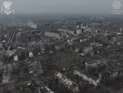 «Вже немає живого місця»: Костянтинівка після російських атак на світлинах бійців «Хижака»