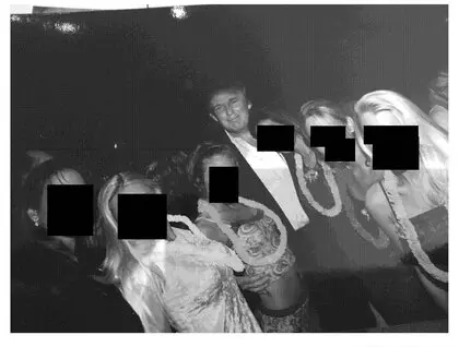 Презерватив із Трампом, мільярдери і знаменитості: з'явилися нові фото із маєтку Епштейна