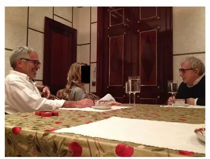 Презерватив із Трампом, мільярдери і знаменитості: з'явилися нові фото із маєтку Епштейна