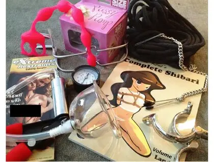 Презерватив із Трампом, мільярдери і знаменитості: з'явилися нові фото із маєтку Епштейна