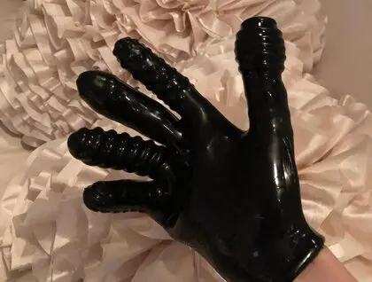 Презерватив із Трампом, мільярдери і знаменитості: з'явилися нові фото із маєтку Епштейна