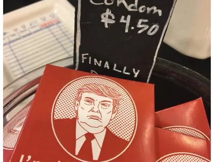 Презерватив із Трампом, мільярдери і знаменитості: з'явилися нові фото із маєтку Епштейна