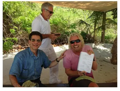 Презерватив із Трампом, мільярдери і знаменитості: з'явилися нові фото із маєтку Епштейна