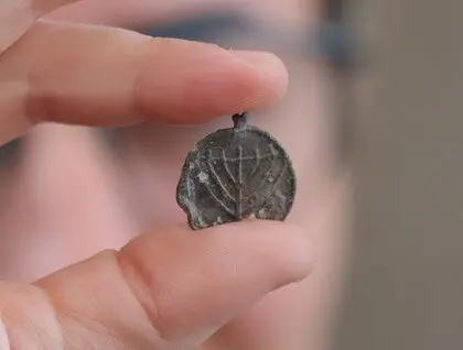 Ізраїльські археологи виявили унікальний свинцевий кулон VI–VII століть з менорою у Єрусалимі