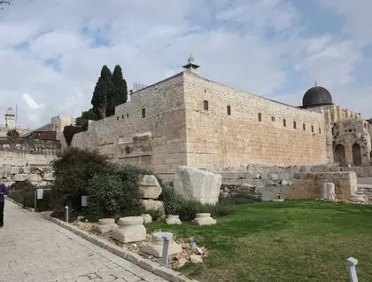 Ізраїльські археологи виявили унікальний свинцевий кулон VI–VII століть з менорою у Єрусалимі