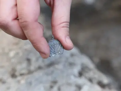 Ізраїльські археологи виявили унікальний свинцевий кулон VI–VII століть з менорою у Єрусалимі