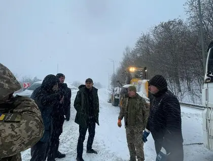 В Україні вже обмежили рух дорогами через негоду, зокрема на трасі Київ-Чоп