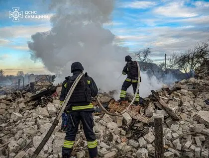 Зруйновані будинки та загибла людина: ДСНС показали фото наслідків обстрілу РФ Сумської області