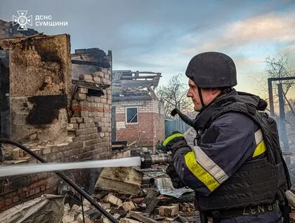 Зруйновані будинки та загибла людина: ДСНС показали фото наслідків обстрілу РФ Сумської області