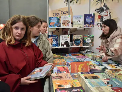 Кольори та відлуння: як «Книжкова країна» у Києві об’єднує мистецтво, кіно та пам'ять