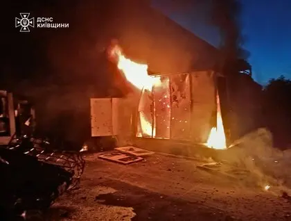 Пошкоджені будинки та семеро поранених у Київській області: ДСНС опублікувала фото наслідків