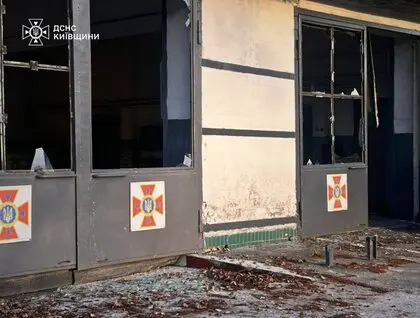 Пошкоджені будинки та семеро поранених у Київській області: ДСНС опублікувала фото наслідків