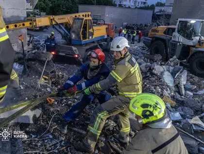 У Києві досі розбирають завали будинку на Дарниці. Відомо про 24 загиблих