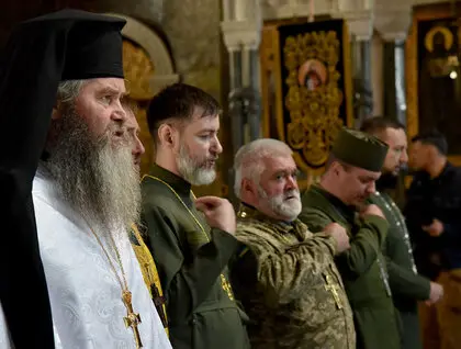 У Трапезній палаті Лаври освятили та передали ікони для українських воїнів