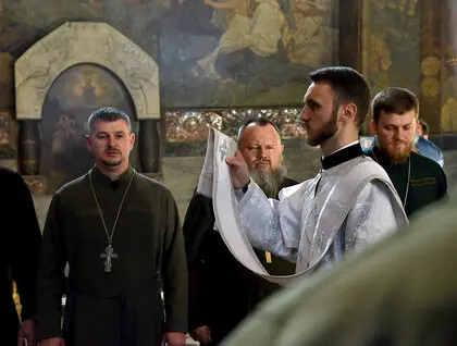 У Трапезній палаті Лаври освятили та передали ікони для українських воїнів