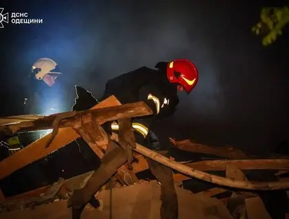 Росіяни вночі вдарили по кількох районах Одеси, серед постраждалих дитина: фото наслідків