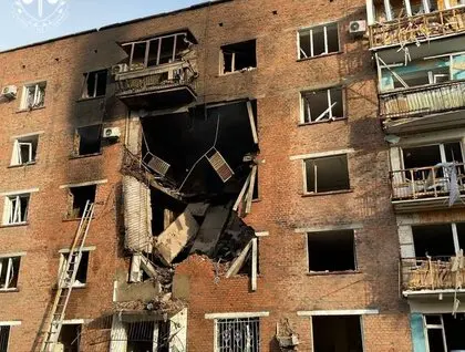 У Конотопі побільшало постраждалих. Рятувальники показали наслідки атаки