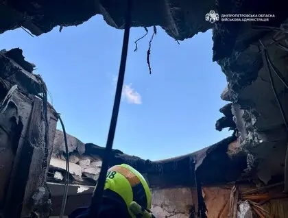 Внаслідок удару по Дніпру пошкоджено будинки, є постраждала: в ОВА показали фото наслідків атаки