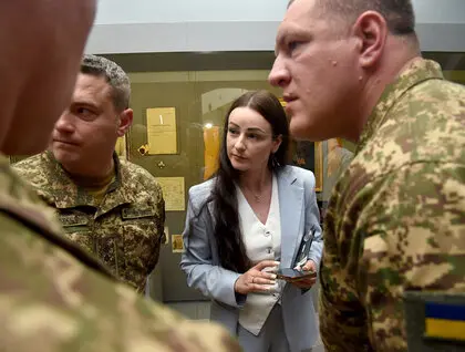 Крізь століття та океан: у Києві вперше показали канадську колекцію артефактів УНР