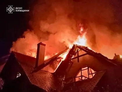 Ракетний та дроновий удар по Київщині: палають будинки й склади, є постраждалі