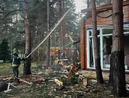 Ракетний та дроновий удар по Київщині: палають будинки й склади, є постраждалі