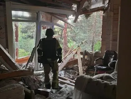 Ракетний та дроновий удар по Київщині: палають будинки й склади, є постраждалі
