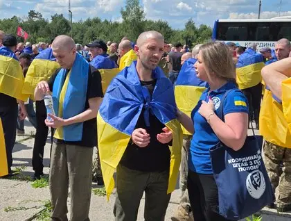 В Україну з полону РФ повернулися 185 захисників. Серед звільнених учасник повітряного мосту до Азовсталі