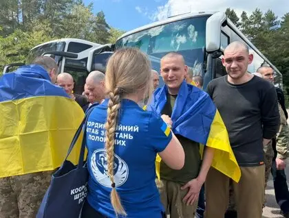 В Україну з полону РФ повернулися 185 захисників. Серед звільнених учасник повітряного мосту до Азовсталі
