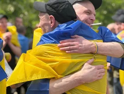 В Україну з полону РФ повернулися 185 захисників. Серед звільнених учасник повітряного мосту до Азовсталі