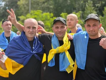В Україну з полону РФ повернулися 185 захисників. Серед звільнених учасник повітряного мосту до Азовсталі