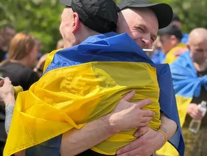 В Україну з полону РФ повернулися 185 захисників. Серед звільнених учасник повітряного мосту до Азовсталі