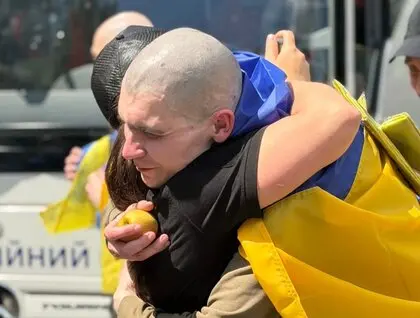 В Україну з полону РФ повернулися 185 захисників. Серед звільнених учасник повітряного мосту до Азовсталі