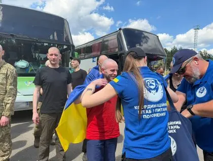 В Україну з полону РФ повернулися 185 захисників. Серед звільнених учасник повітряного мосту до Азовсталі